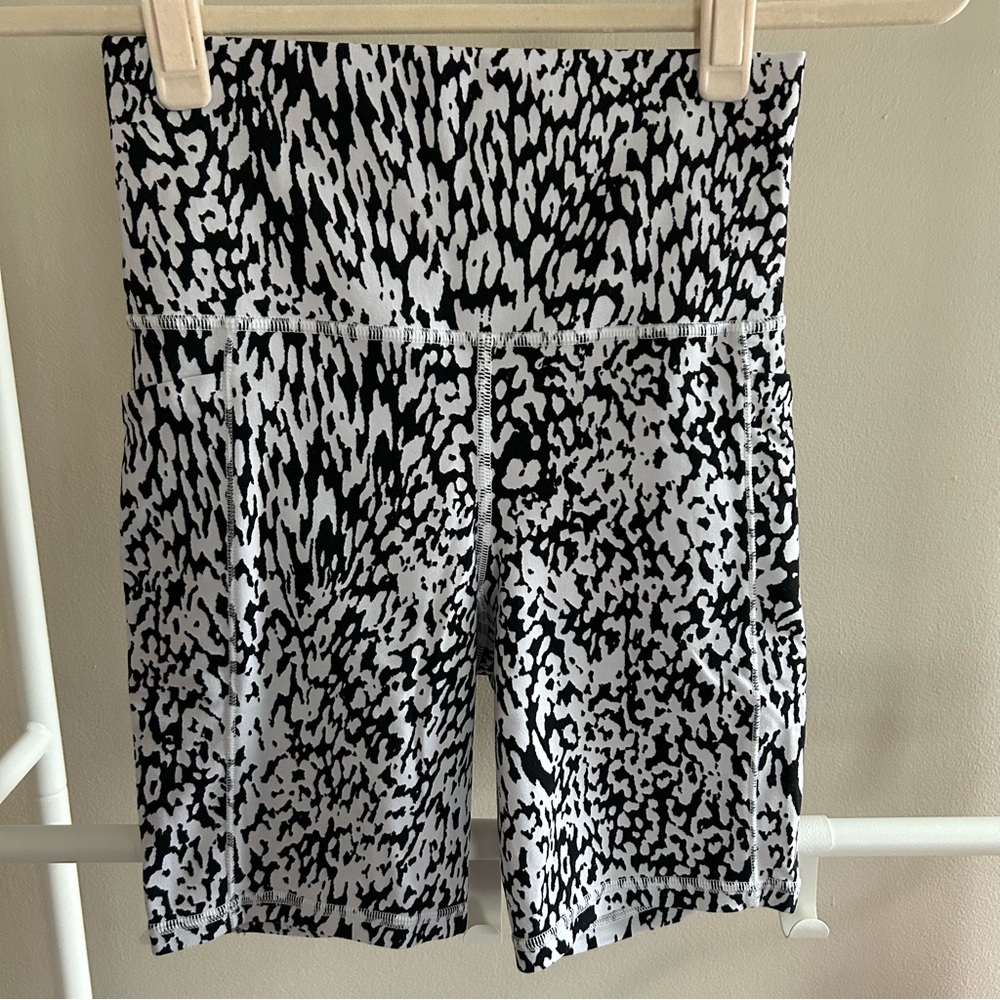 Athleta Salutation Stash Pocket II 7” Short Leopard Print Size XS